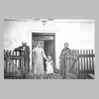 042-0005 Die Grosseltern Franz und Lina Kuhnke mit Tochter Rosa vor Ihrem Hauseingang. Die Kleine ist die Enkeltochter Ursula Stadie ca. 1938.jpg